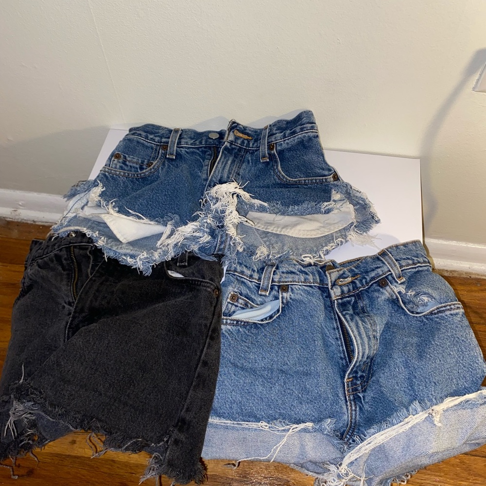 Set of 3 Levi distressed shorts.